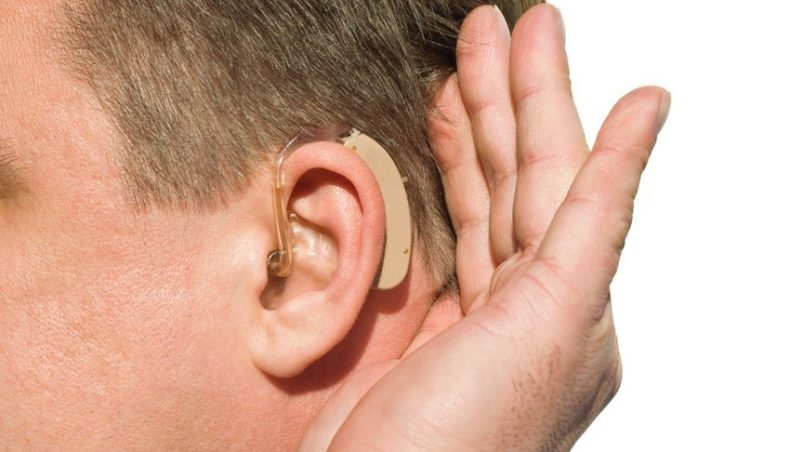 Инвалидам могут полностью возместить стоимость слуховых аппаратов